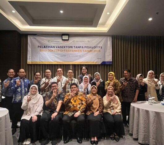 Kemenkes dan PDUI Jawa Barat Serahkan Sertifikat Kompetensi Vasektomi Tanpa Pisau untuk Tingkatkan Layanan Kesehatan Reproduksi Pria